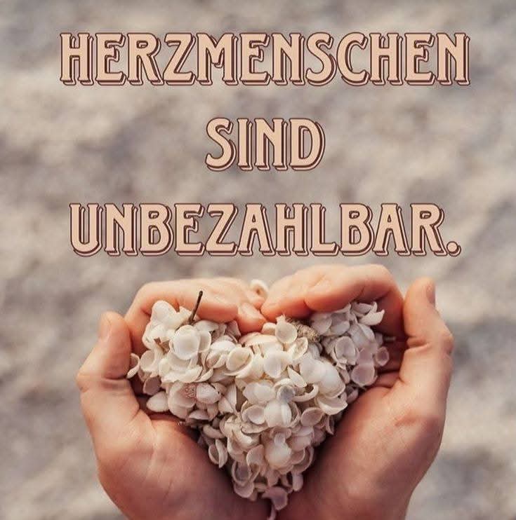 Hände, die Muscheln in Herzform halten, mit dem Text 'Herzmenschen sind unbezahlbar.' im Hintergrund. Hände, die Muscheln in Herzform halten, mit dem Text 'Herzmenschen sind unbezahlbar.' im Hintergrund.