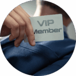 Eine Person hält eine VIP-Mitgliedskarte in der Hand, während sie einen Anzug trägt.