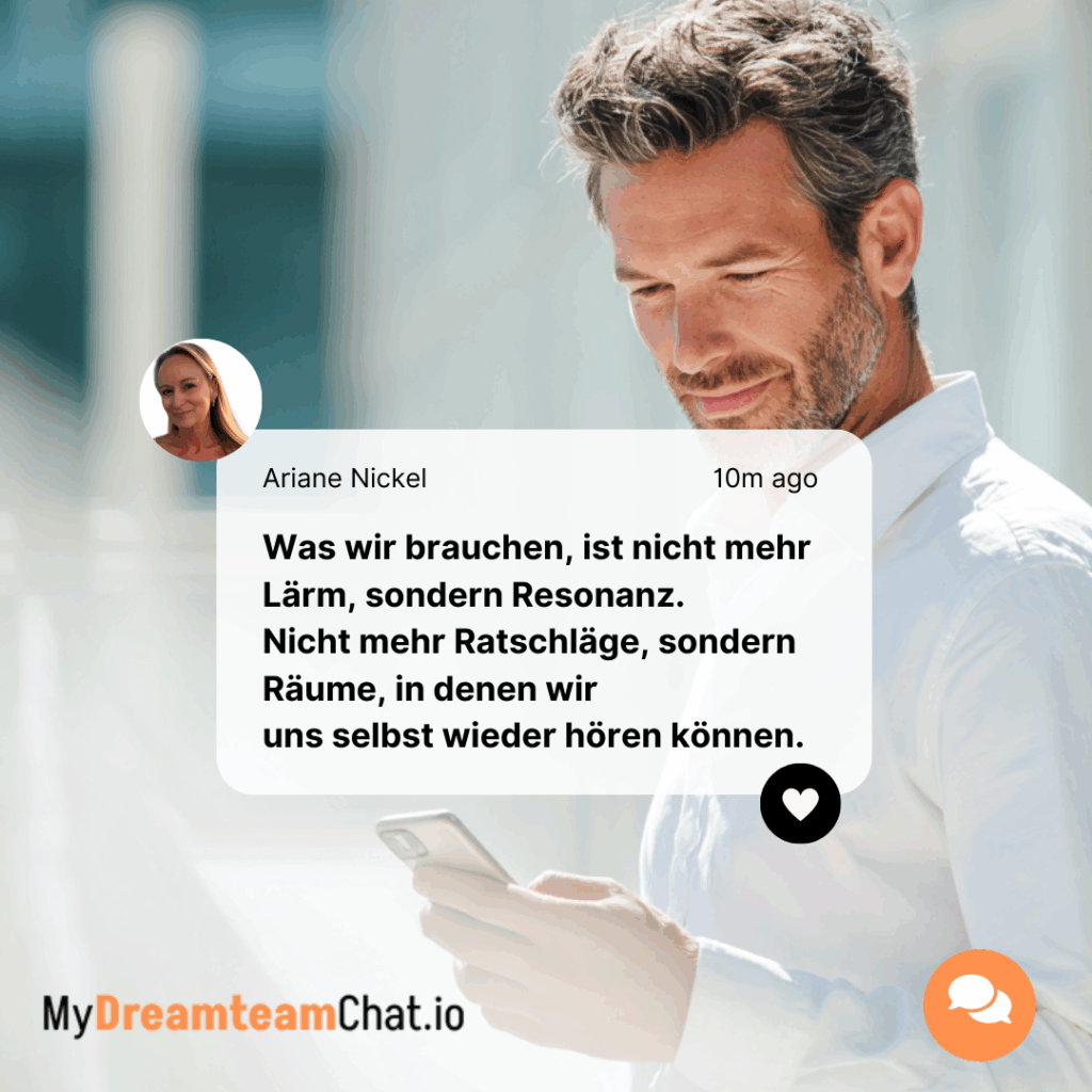 Ein Mann liest ein Zitat zu Resonanz von Ariane Nickel auf einem Smartphone in einer hellen Umgebung.
