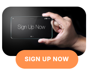 Hand hält einen transparenten Bildschirm mit der Aufschrift 'Sign Up Now' in einer dunklen Umgebung.